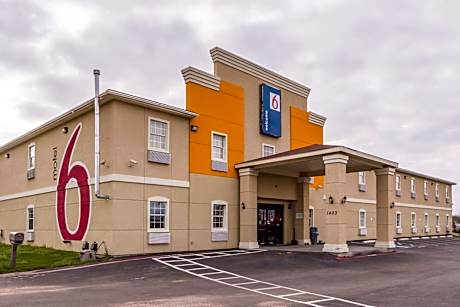 Motel 6-Jourdanton, TX