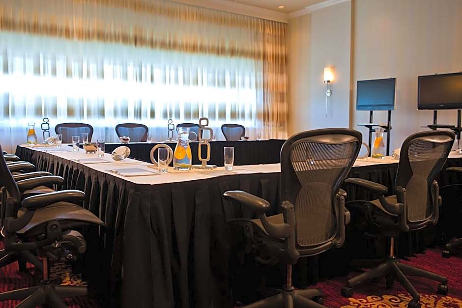 Renaissance by Marriott Newark Airport Hotel
