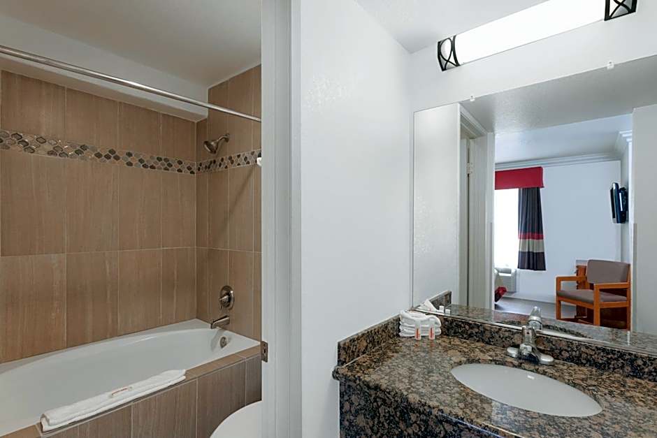 Super 8 by Wyndham Santa Clarita/Valencia