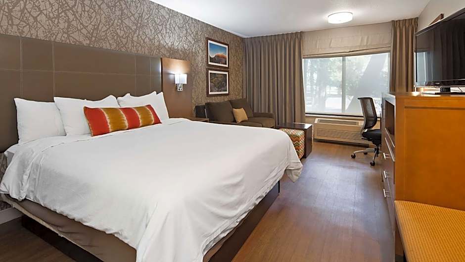 Best Western Plus Cottontree Inn