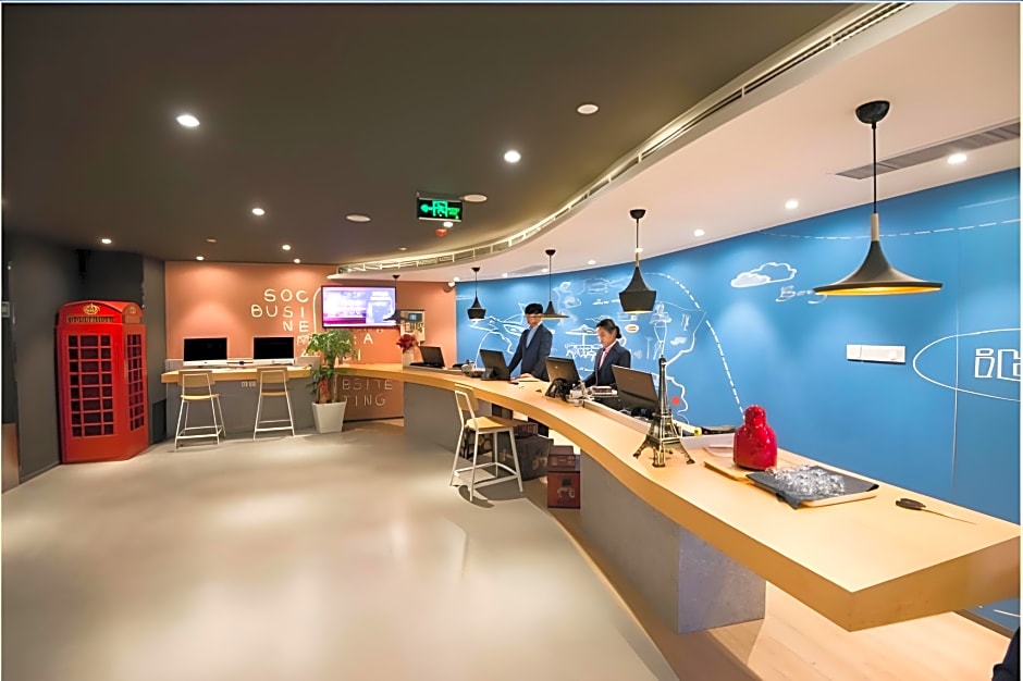 ibis Luoyang Baolong Square Hotel