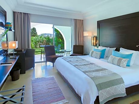 Deluxe King Room with Sea and Pool View
