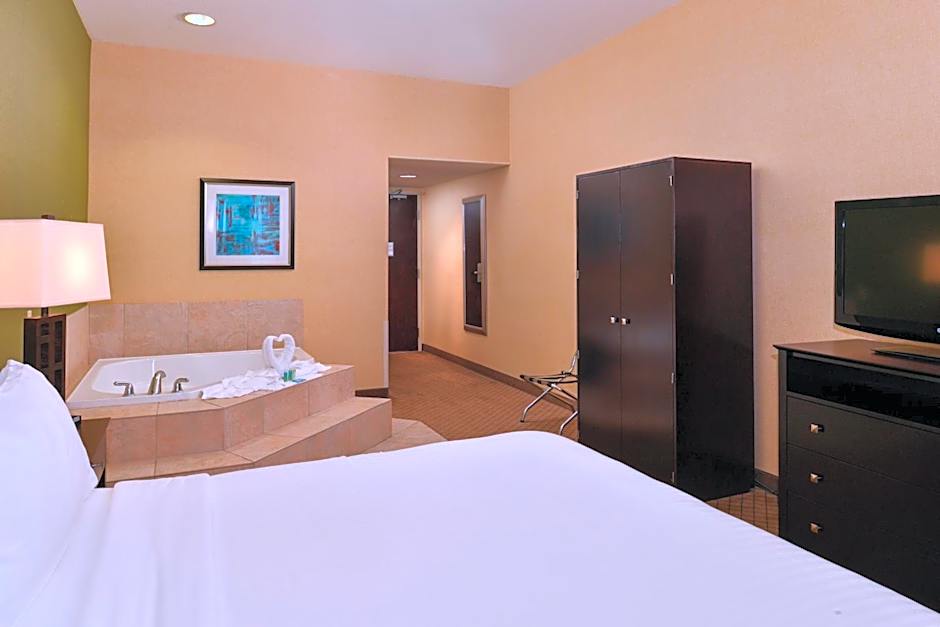 Holiday Inn Express Woodland By IHG