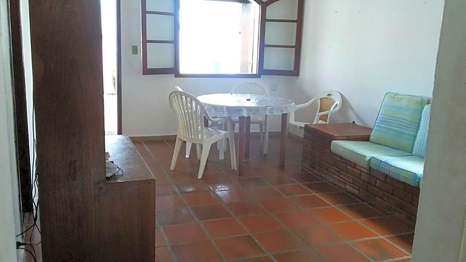 CASA 7 qts sendo 4 suites, Piscina Churrasqueira 200 m praia Anjos