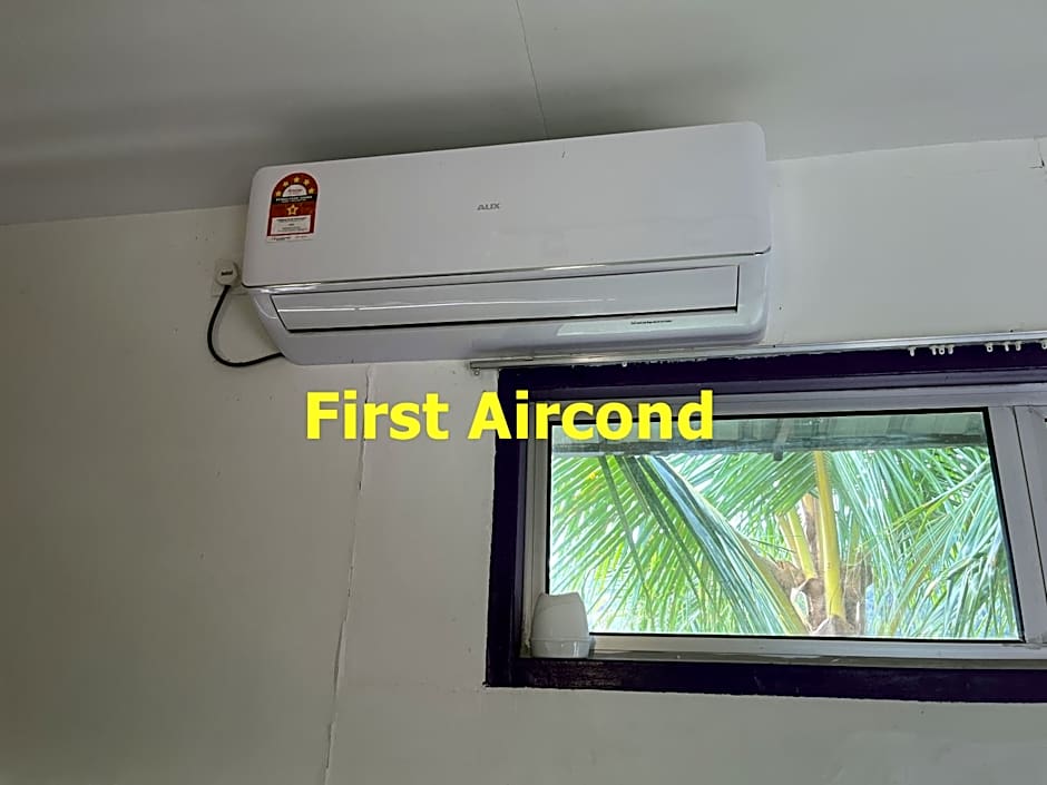 Yellow Cube at Lumut Cube Homestay Kontena