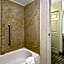 La Quinta Inn & Suites by Wyndham Maingate Fort Jackson