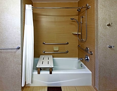 2 Queens Mobility Access W/Tub Nonsmoking