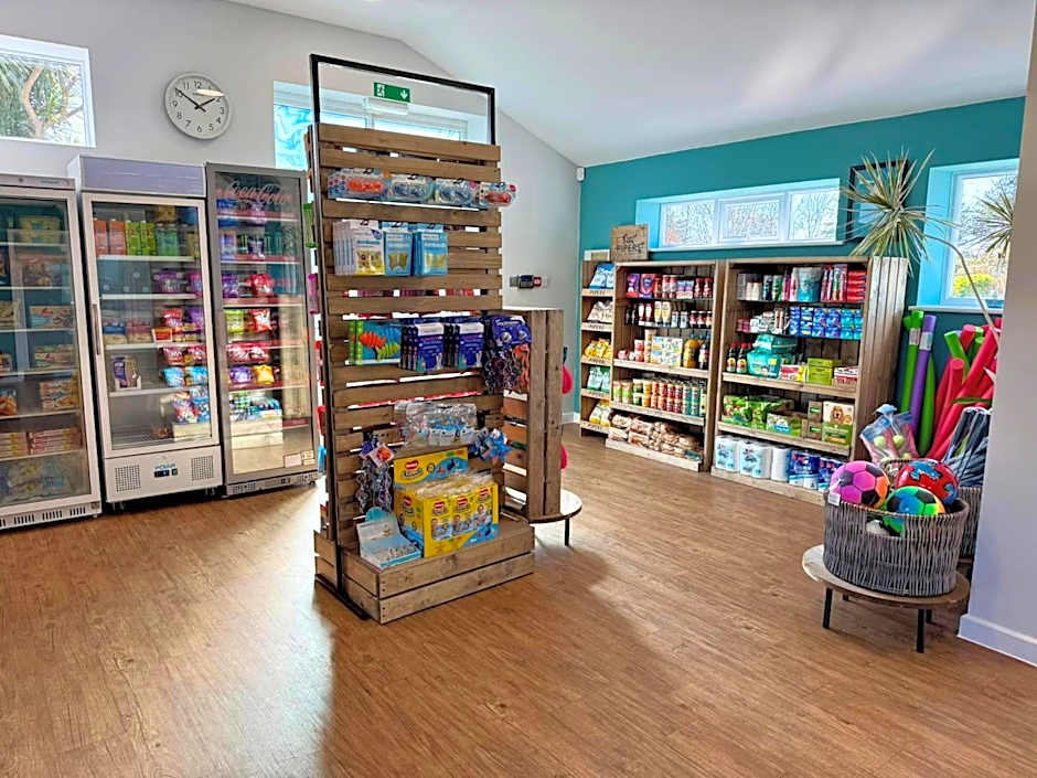 A short walk to Par Beach & coastal paths, On-site facilities. Pets welcome