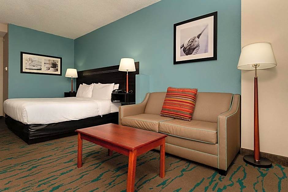 Gateway Hotel & Suites, an Ascend Hotel Collection Member
