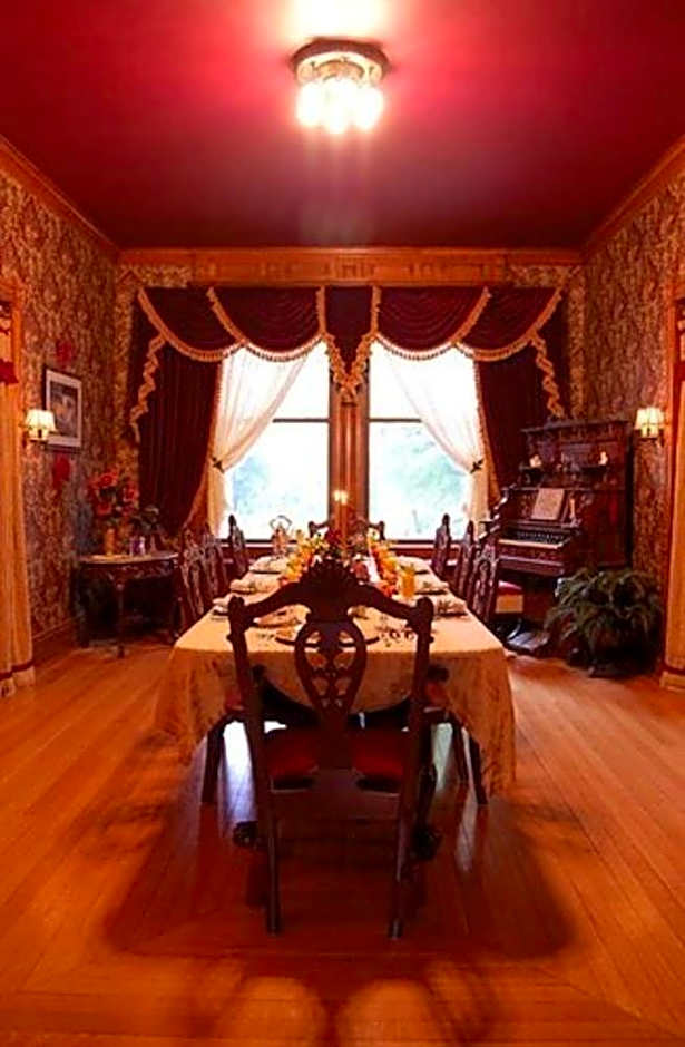 Alexander Mansion  Bed and Breakfast