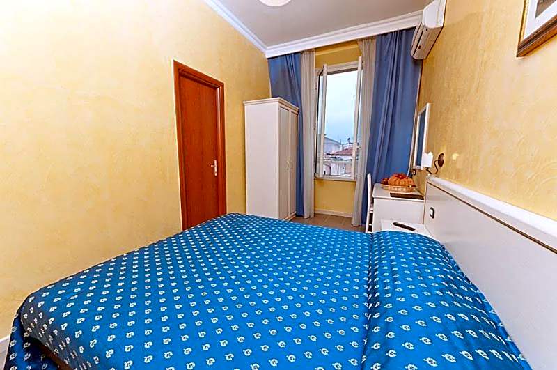 Photo 1 of 4 of Economy Double Room