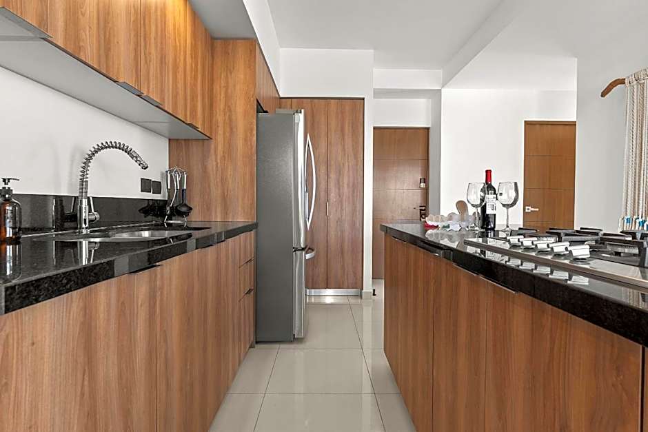 Monyxbnb at Zoho Skies