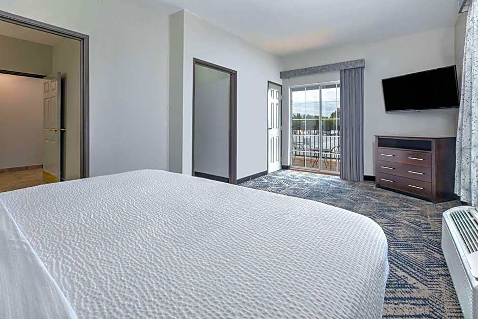 La Quinta Inn & Suites by Wyndham Tulsa Airport