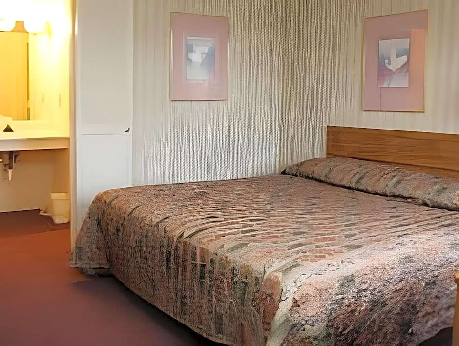 Country Club Inn & Suites