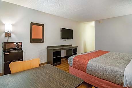 1 King Bed - Non-Smoking