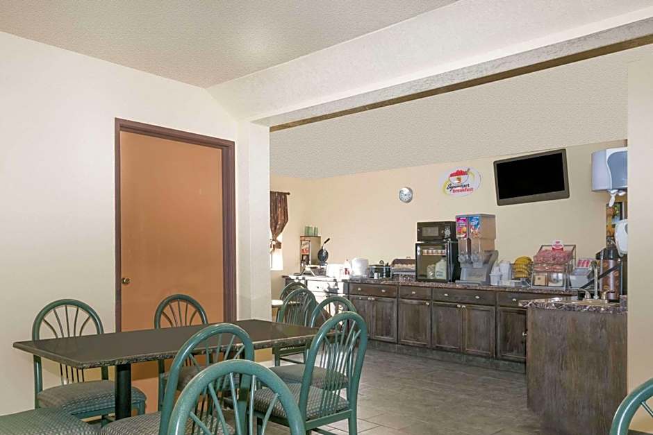 Super 8 by Wyndham Topeka/Wanamaker RD/I-70