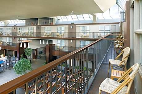 Family Suite, 1 Bedroom Suite, 1 Queen Bunk, Sofa Bed, Atrium View, Atrium Building