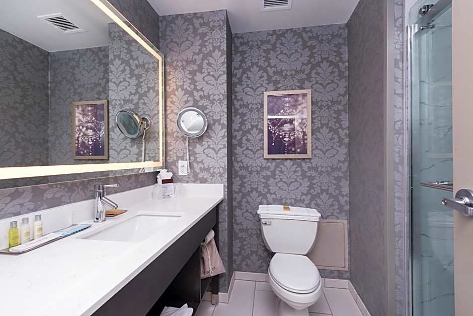 DoubleTree by Hilton Hotel Utica