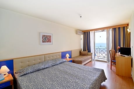 Twin Room with Park View (2Adults + 2 Children)