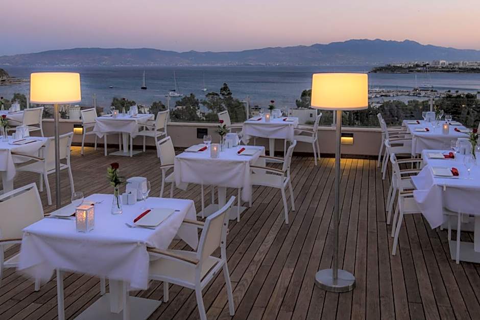 Bellazure Hotel