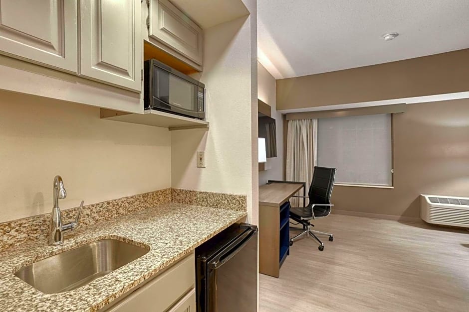 Comfort Suites Milwaukee Airport