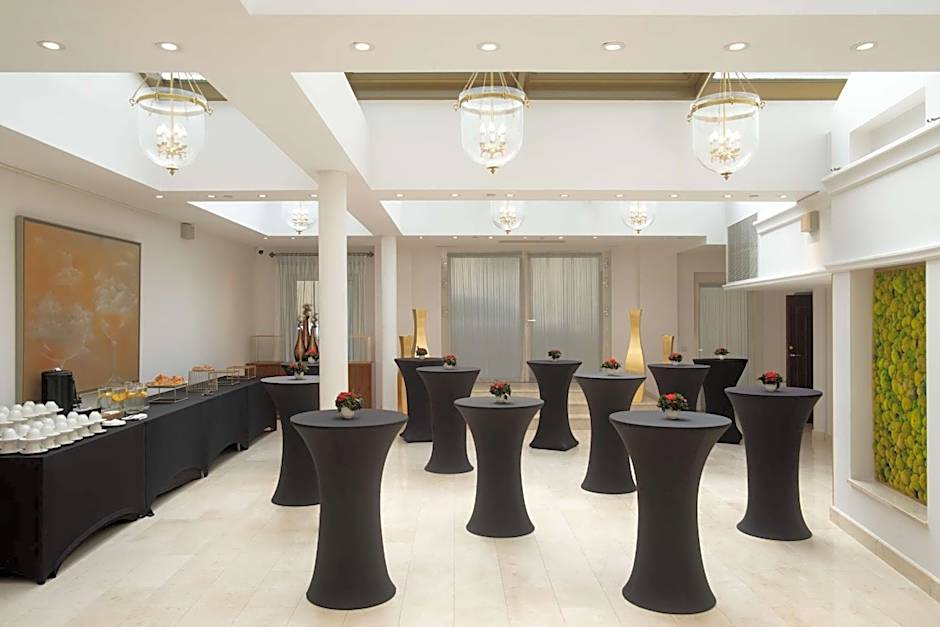 Grand Hotel Vilnius, Curio Collection by Hilton