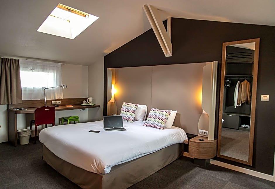 Photo 1 of 10 of 1 Double Bed and 2 Twin Beds