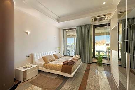 Deluxe Apartment with Private Garden