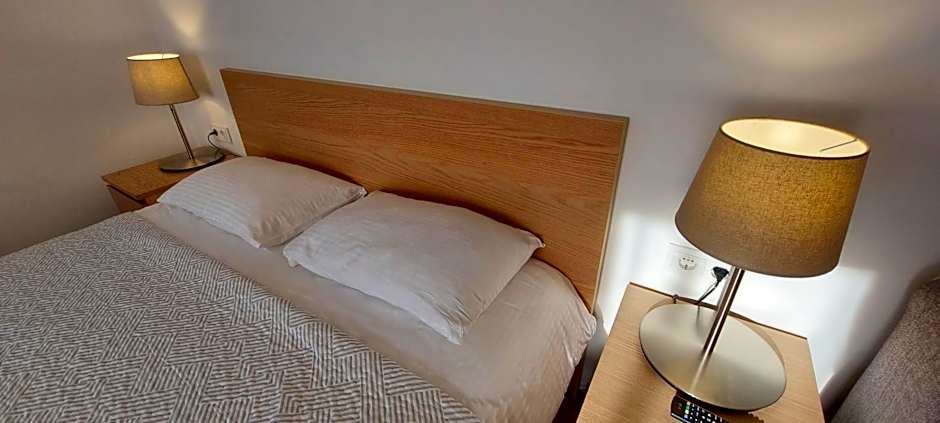 Apartamentai šalia baseino