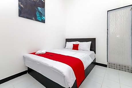 RedDoorz near Mayapada Hospital Surabaya