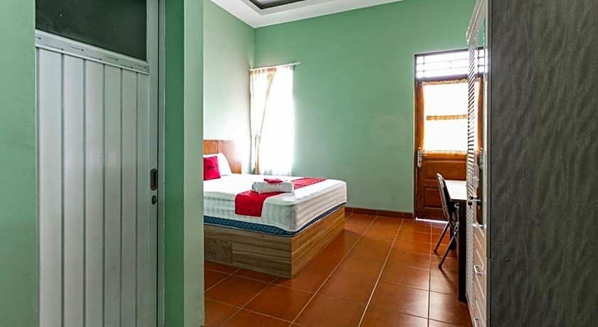 RedDoorz near Puro Mangkunegaran