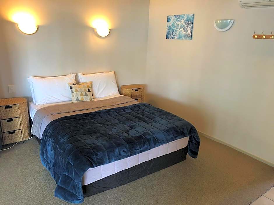 Absolute Lake View Motel