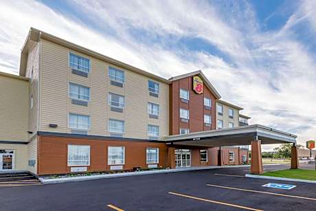 Super 8 by Wyndham Mont Laurier