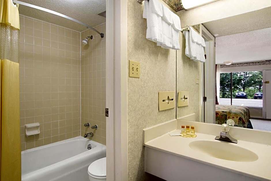 Days Inn by Wyndham Staunton South