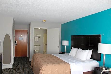 King Suite with Whirlpool - Non Smoking/Interior Hall