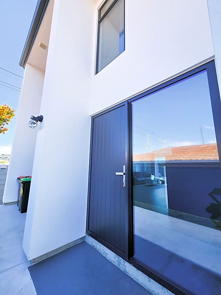 New Modern Townhouse Near Town& Beach