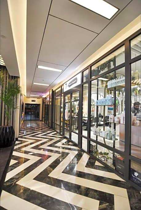 lavish apt with 180 ist view at 40F gym pool 89