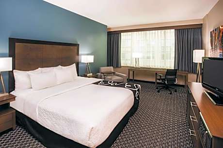 King Room with Bath Tub - Mobility Accessible/Non-Smoking