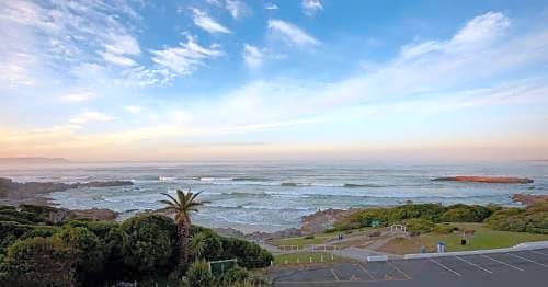 Hermanus Beachfront Lodge