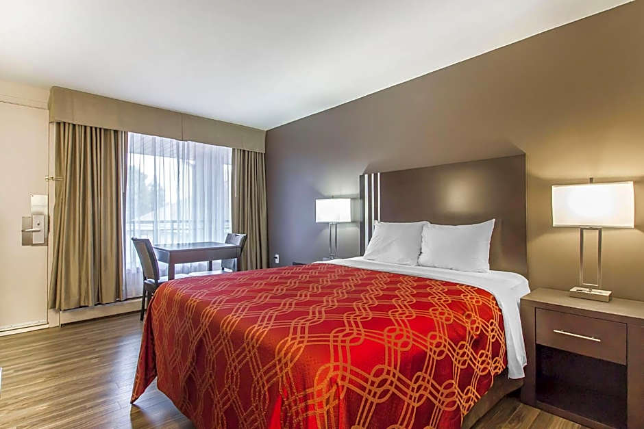 Econo Lodge And Suites