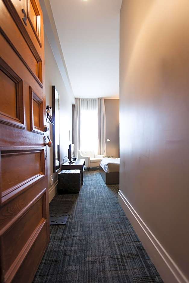 Le Pleasant Hôtel & Café