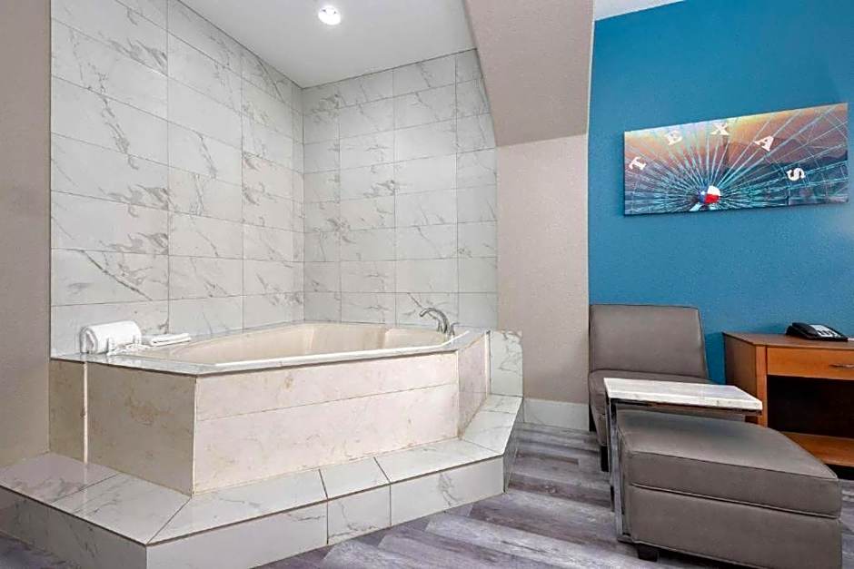 La Quinta Inn & Suites by Wyndham Alvarado