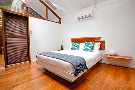 Rainforest Cabin with Balcony