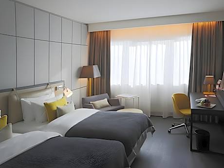 1 Double Standard Lounge Access