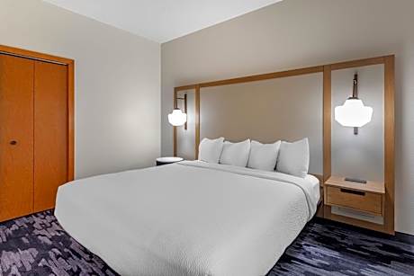 King Room with Roll-in Shower - Mobility Accessible