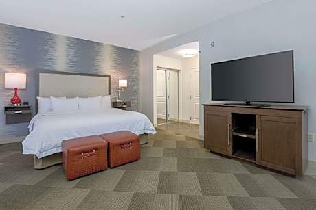 1 King Mobility/hearing Access Tub Studio Sofabed/microwv/fridge/wet Bar/hdtv/ Work Area/free Wi-fi/