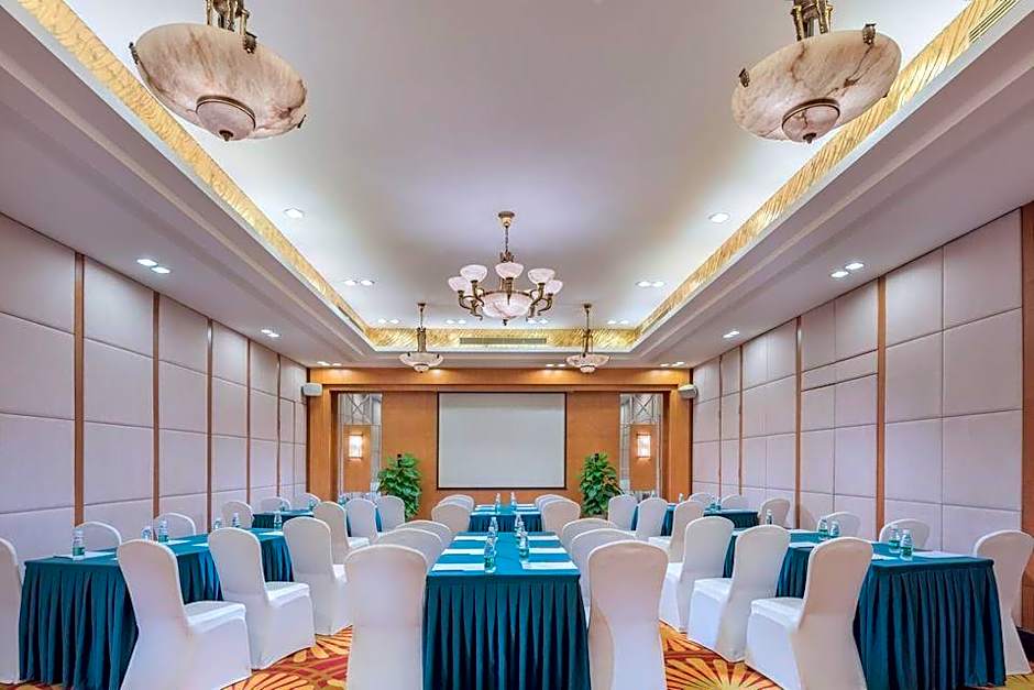 Gold Source Sunshine Hotel