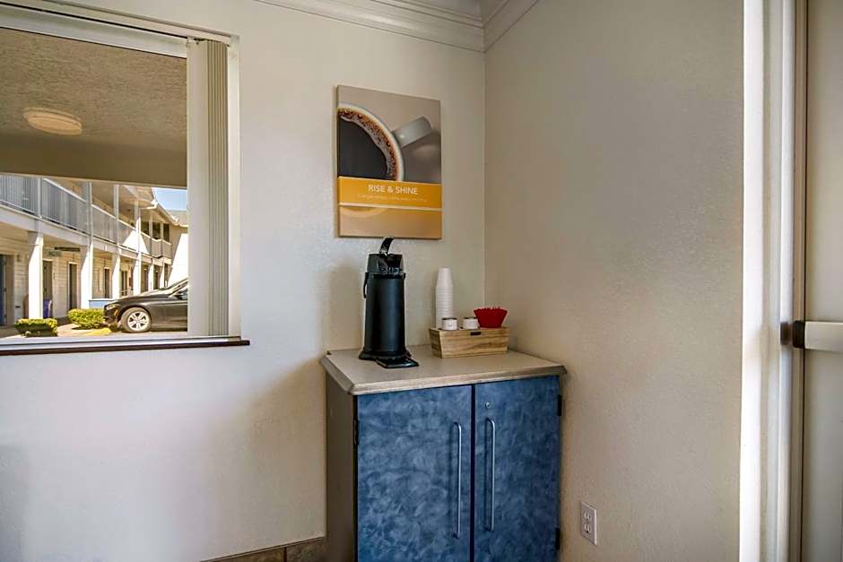Motel 6 Portland Mall - 205