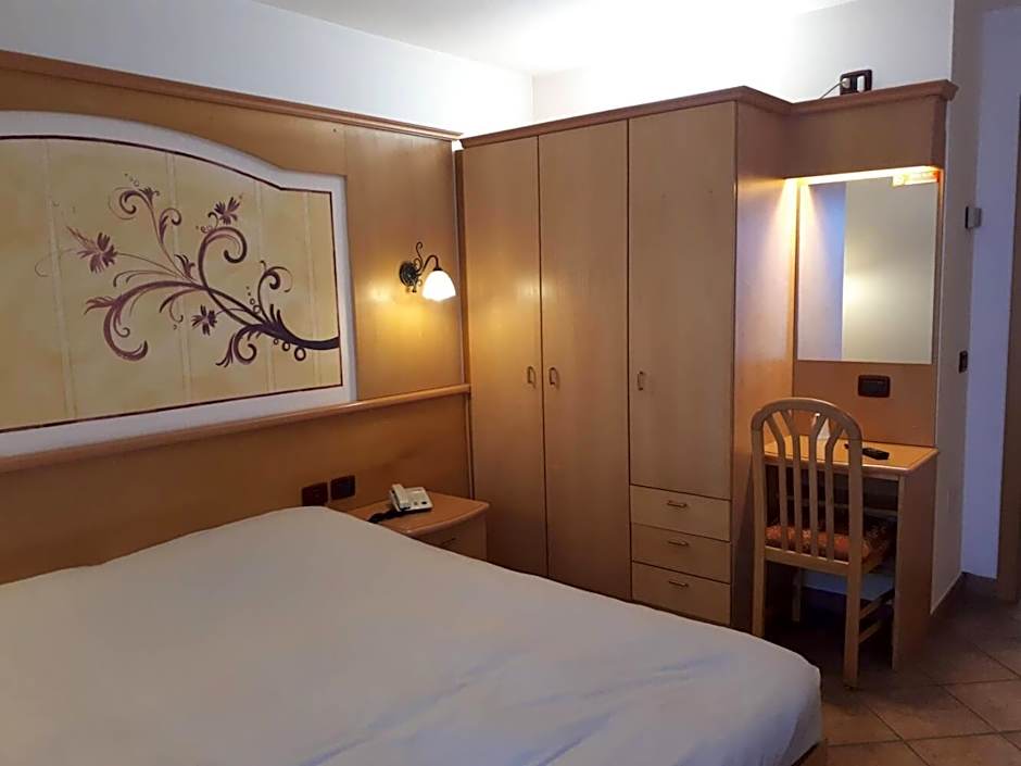 Photo 1 of 2 of Quadruple Room