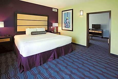 One- Bedroom King  Suite with Tub with Grab Bars - Mobility/Hearing Accessible/ Non-Smoking